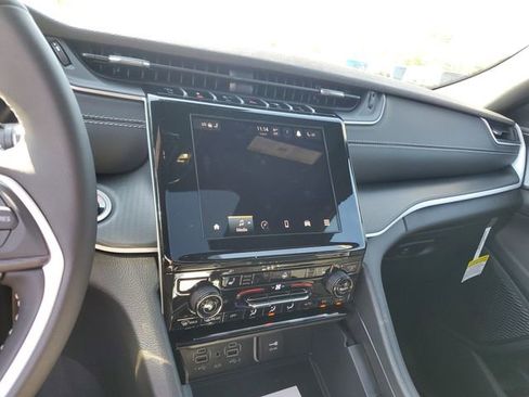 New 2025 Jeep Grand Cherokee L Altitude image 10