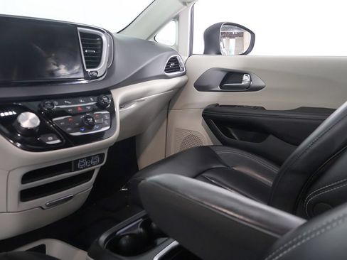 Used 2023 Chrysler Pacifica Touring-L FWD image 27