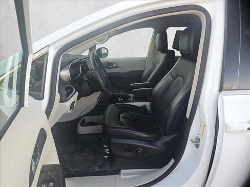 Used 2023 Chrysler Pacifica Touring-L FWD image 16