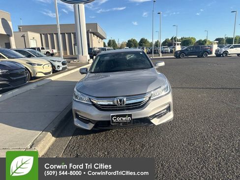 Used 2017 Honda Accord Touring image 5