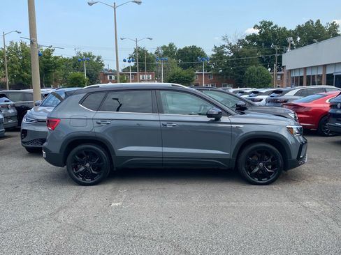 Certified 2023 Volkswagen Taos SE w/ Panoramic Sunroof Package FWD image 2