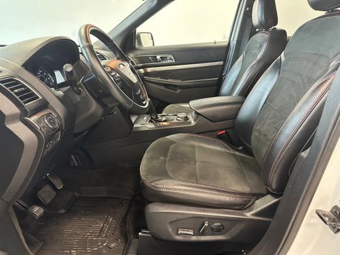 Used 2018 Ford Explorer XLT w/ Equipment Group 202A image 11