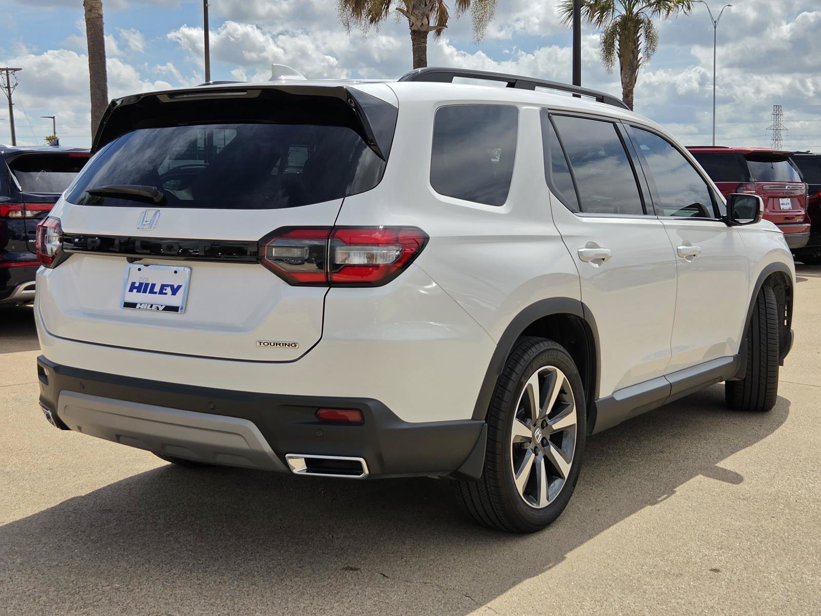 Used 2025 Honda Pilot Touring image 4