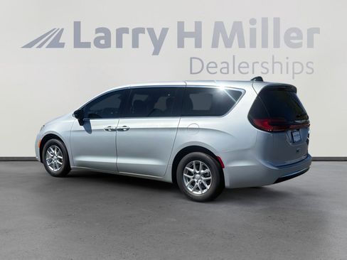 New 2026 Chrysler Pacifica Select image 3