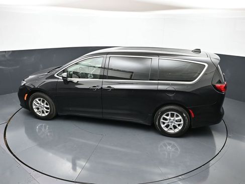 Used 2023 Chrysler Pacifica Touring-L FWD image 38