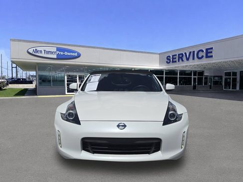 Used 2018 Nissan 370Z Roadster RWD image 3
