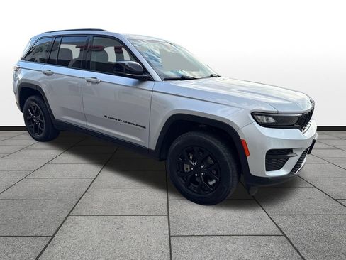 Used 2025 Jeep Grand Cherokee Altitude AWD/4WD image 7