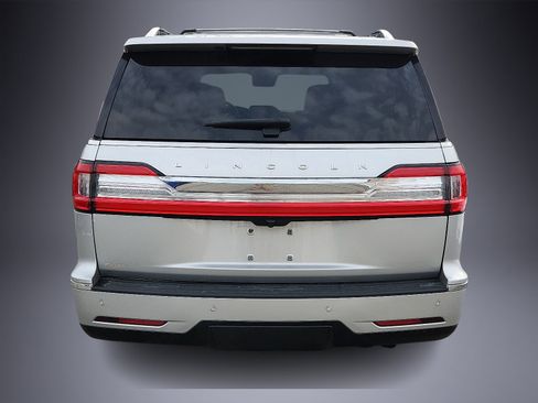 Used 2019 Lincoln Navigator Reserve image 5