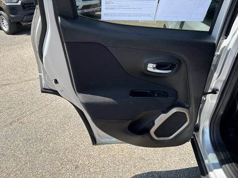 Used 2017 Jeep Renegade Latitude FWD image 19