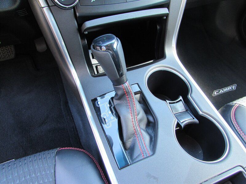 Used 2015 Toyota Camry SE w/ Moonroof Package FWD image 17