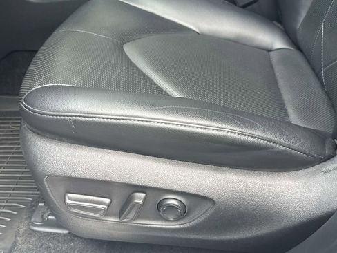 Used 2024 Toyota Highlander Platinum FWD image 11