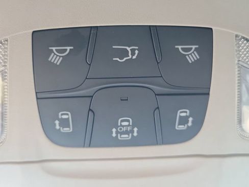 Used 2021 Chrysler Pacifica Touring-L FWD image 26