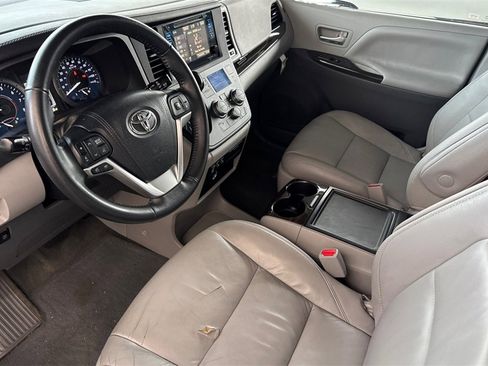 Used 2015 Toyota Sienna L image 10