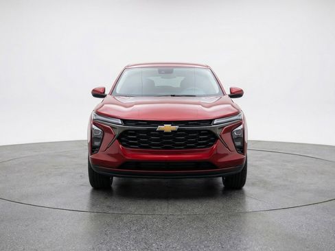 Used 2025 Chevrolet Trax LT image 2