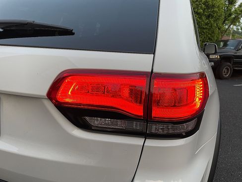 Used 2017 Jeep Grand Cherokee Limited image 19