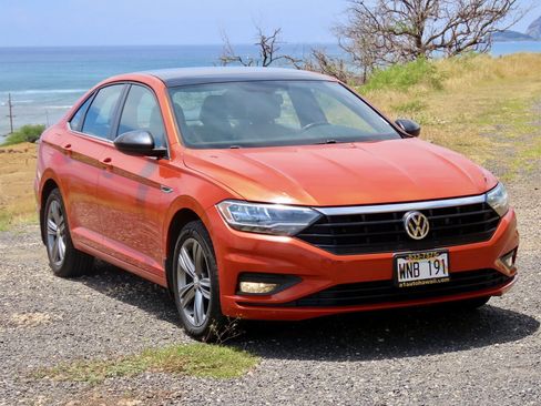 Used 2019 Volkswagen Jetta R-Line w/ R-Line Cold Weather Package FWD image 3