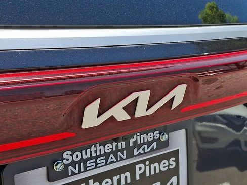 Used 2023 Kia Carnival LX FWD image 31