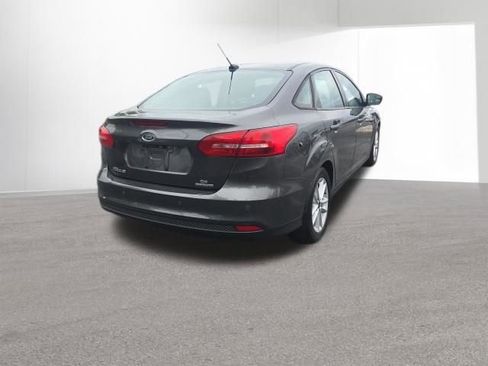 Used 2016 Ford Focus SE w/ Reverse Sensing Package FWD image 5
