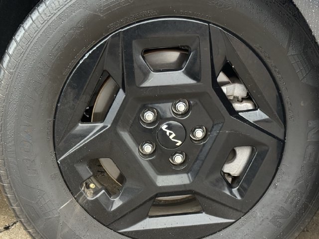 Used 2025 Kia Carnival FWD image 9