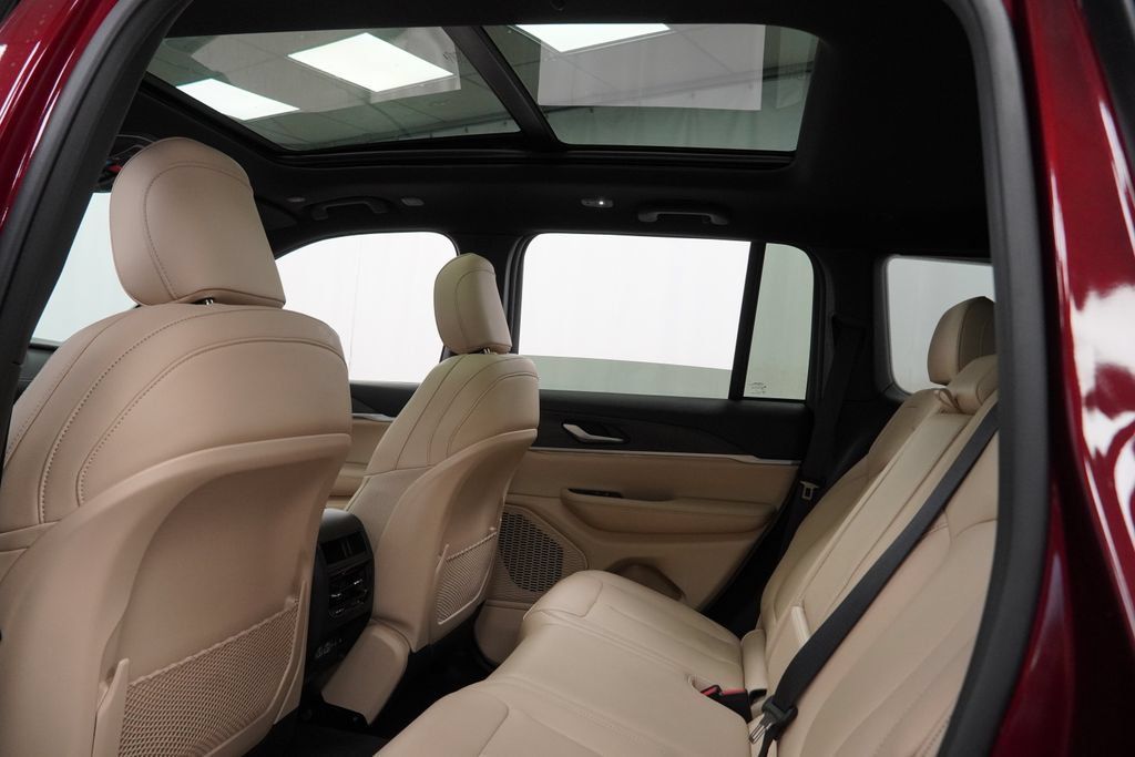 Certified 2025 Jeep Grand Cherokee Limited AWD/4WD image 4