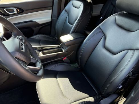 Used 2025 Jeep Compass Limited image 36