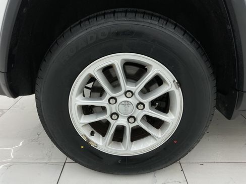 Used 2019 Jeep Grand Cherokee Laredo AWD/4WD image 47