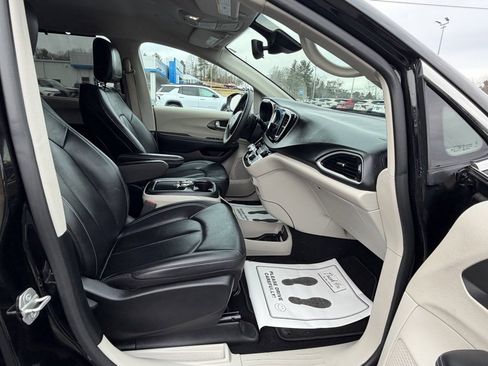 Used 2024 Chrysler Pacifica Touring-L image 20