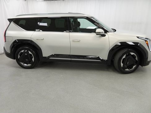 Used 2024 Kia EV9 Land image 10