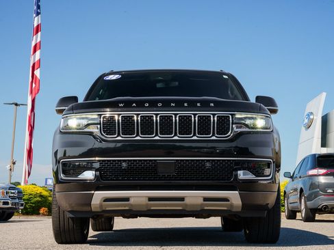 Used 2022 Jeep Wagoneer Series II w/ Premium Group I AWD/4WD image 2