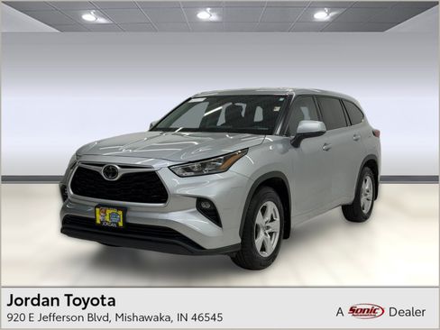 Used 2020 Toyota Highlander LE AWD/4WD image 1