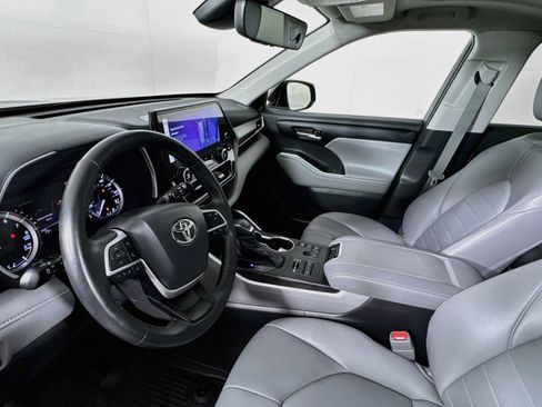 Used 2023 Toyota Highlander XLE AWD/4WD image 8
