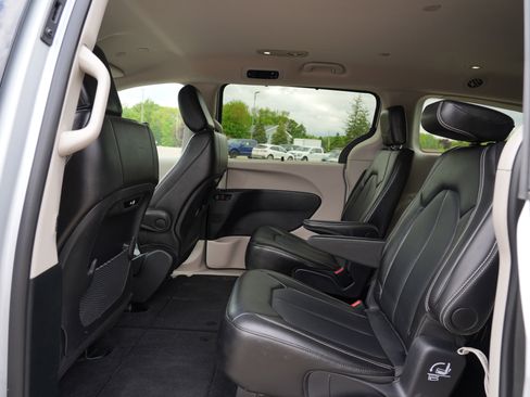 Used 2024 Chrysler Pacifica Touring-L FWD image 20