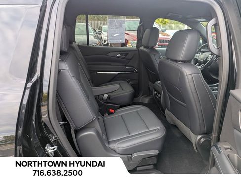 Used 2025 Chevrolet Traverse LT image 38