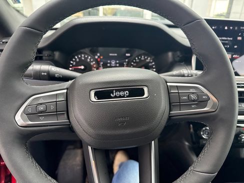 Used 2025 Jeep Compass Latitude w/ Altitude Special Edition AWD/4WD image 4