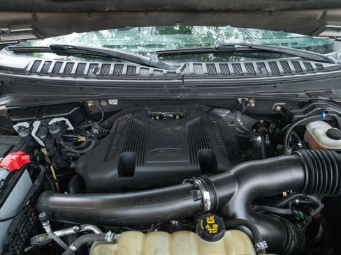 Used 2020 Ford Expedition XLT w/ Equipment Group 202A AWD/4WD image 8