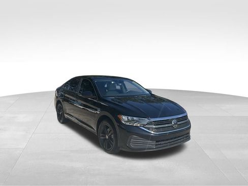 Used 2023 Volkswagen Jetta SE image 2