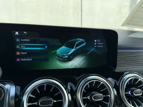 Used 2025 Mercedes-Benz GLB 250 image 9