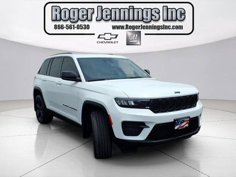 Used 2023 Jeep Grand Cherokee Altitude AWD/4WD image 6