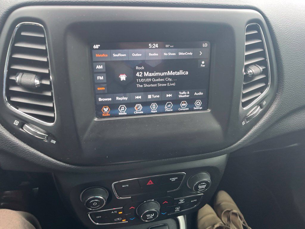 Used 2018 Jeep Compass Latitude w/ Popular Equipment Group FWD image 12
