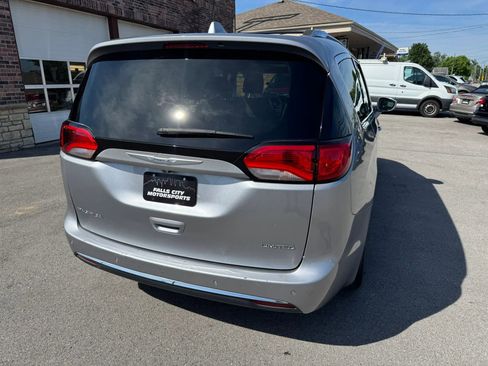 Used 2020 Chrysler Pacifica Limited FWD image 14