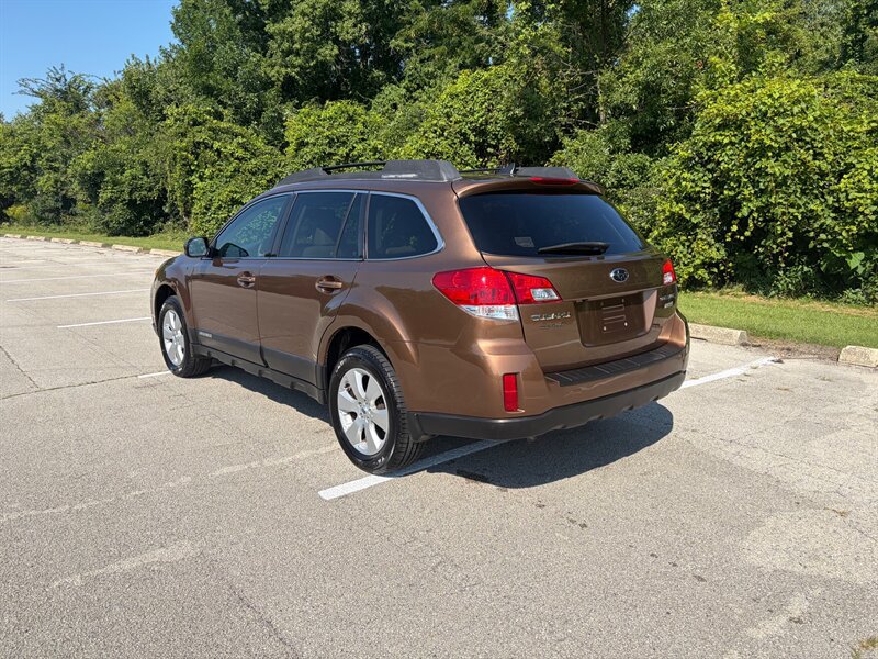 Used 2012 Subaru Outback 2.5i Limited w/ Moonroof Pkg AWD/4WD image 3