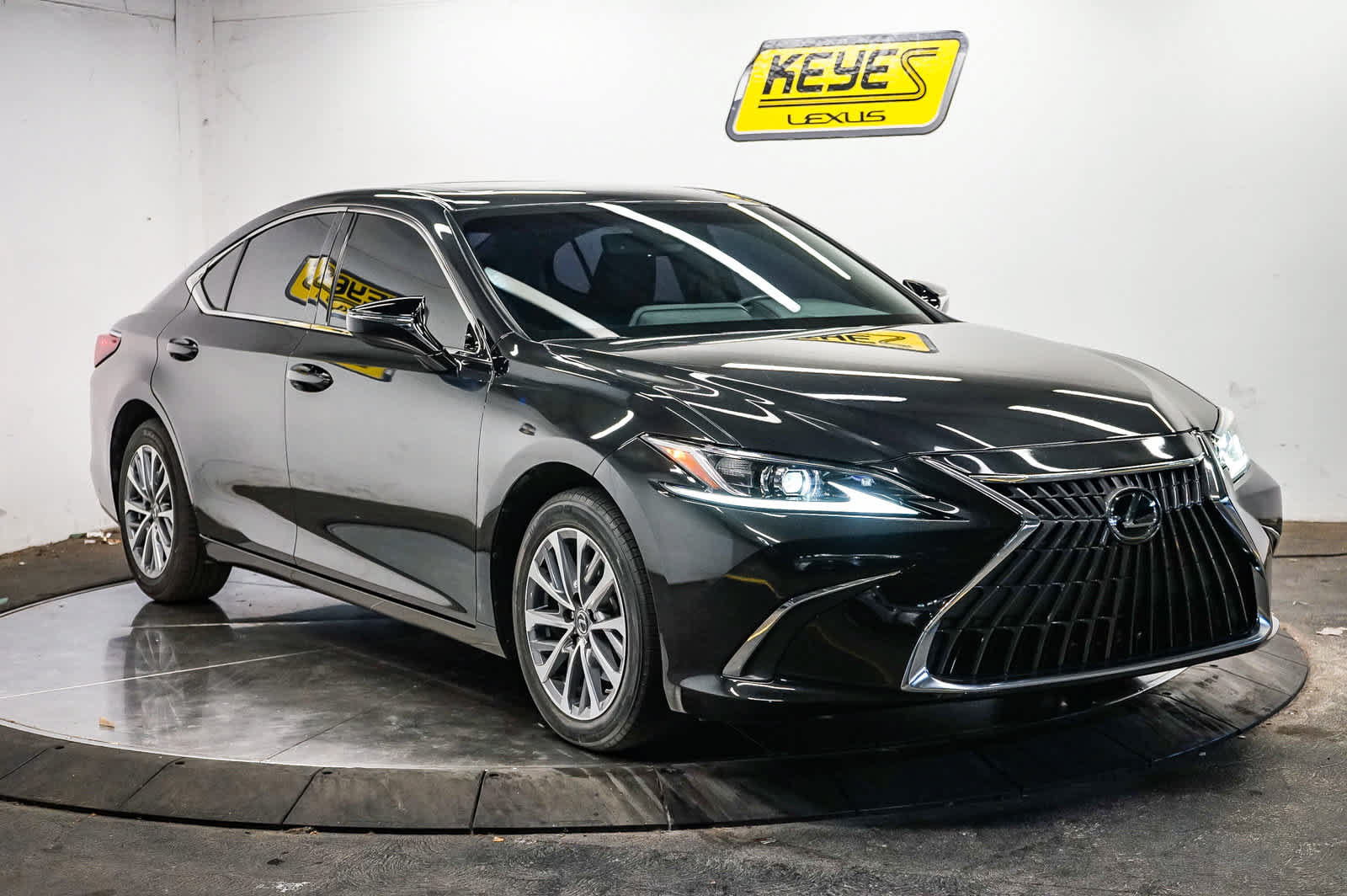 Used 2024 Lexus ES 350 w/ Accessory Package (Z2) FWD image 3