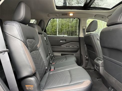 Used 2023 Nissan Pathfinder Platinum w/ Lighting Package (N93) image 19