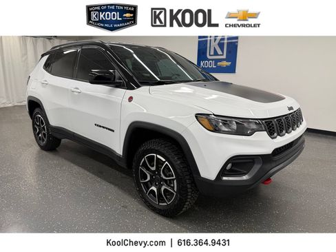 Used 2025 Jeep Compass Trailhawk AWD/4WD image 1