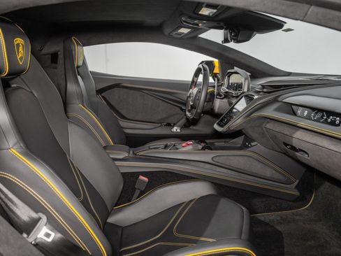 Used 2024 Lamborghini Revuelto image 25