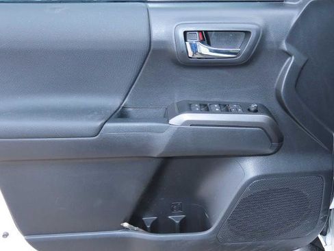 Used 2022 Toyota Tacoma TRD Off-Road image 18