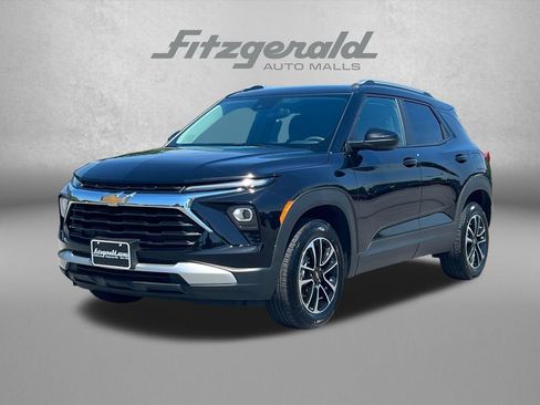 Used 2025 Chevrolet TrailBlazer LT AWD/4WD image 2