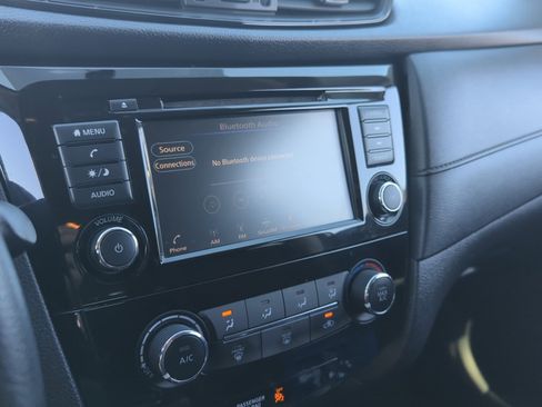 Used 2018 Nissan Rogue S image 25