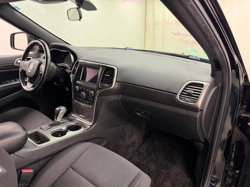 Used 2018 Jeep Grand Cherokee Laredo AWD/4WD image 12