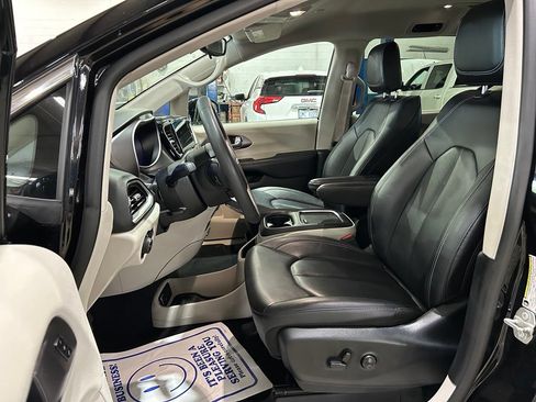 Used 2024 Chrysler Pacifica Touring-L FWD image 18